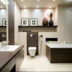 Mūsdienīgs vannas istabas dizains ar sienas nišām