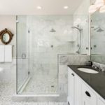 Moderns, balts vannas istabas dizains