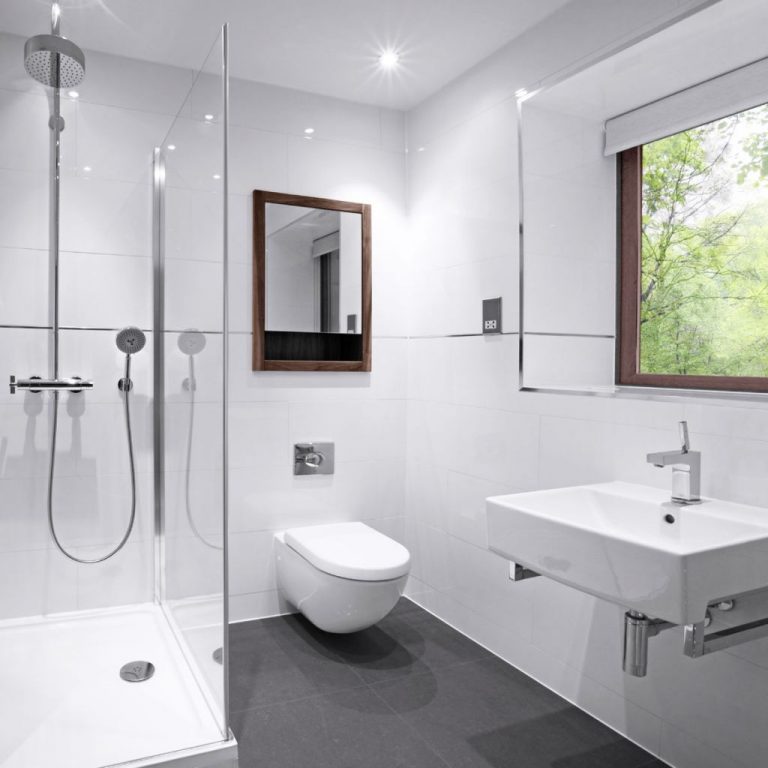Modern design van de badkamer in de algemene stijl van het huis