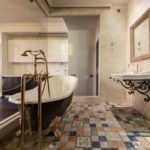 Mūsdienu jūgendstila vannas istabas dizains ar zeltījumu