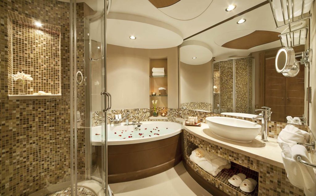 Moderný dizajn kúpeľne kombinuje rôzne materiály