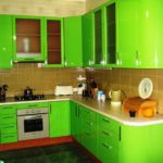 zaļas virtuves dizaina interjers
