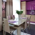 Violetti keittiö ja tuolit