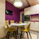 Fialová kuchyňa so žltými stoličkami