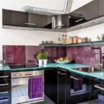 Bucătărie violetă cu culoare neagră.