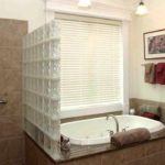 Príklad použitia svetlých dekoratívnych omietok na fotografii dekorácie kúpeľne