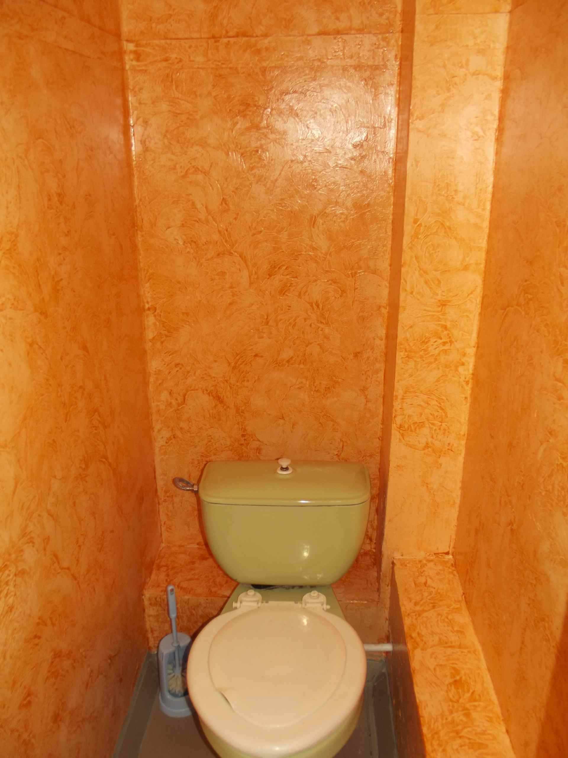 možnost použití neobvyklé dekorativní omítky v designu koupelny