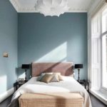versiunea decorului luminos a unei fotografii cu dormitor îngust