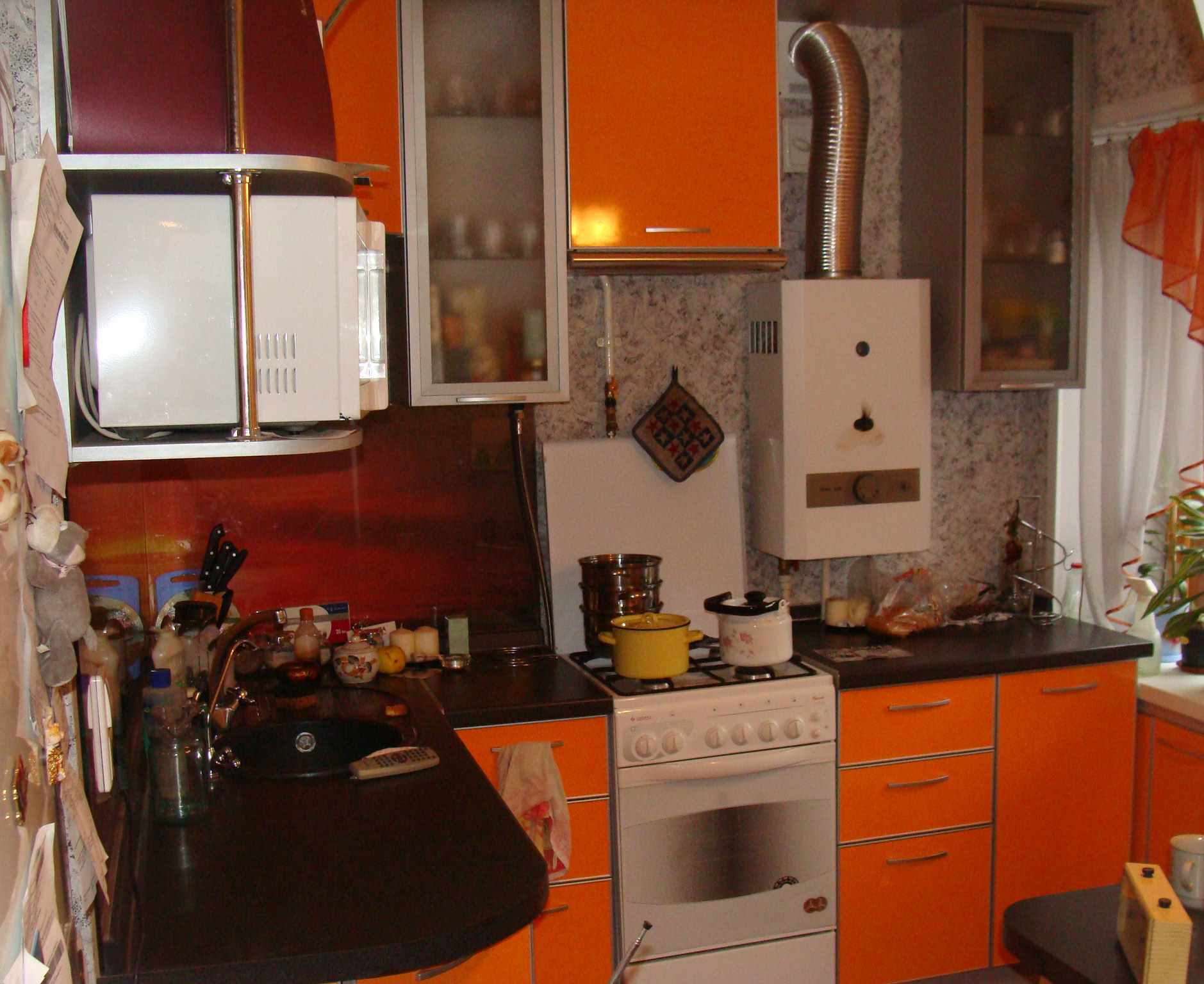 variant svetlého interiéru kuchyne s plynovým kotlom