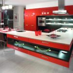 idé om et lyst interiør rødt køkkenbillede