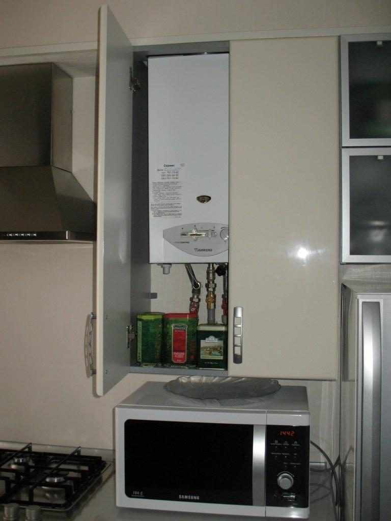 Un ejemplo de una decoración ligera de cocina con una caldera de gas.