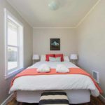 exemplu de decor ușor de o poză cu dormitor îngust