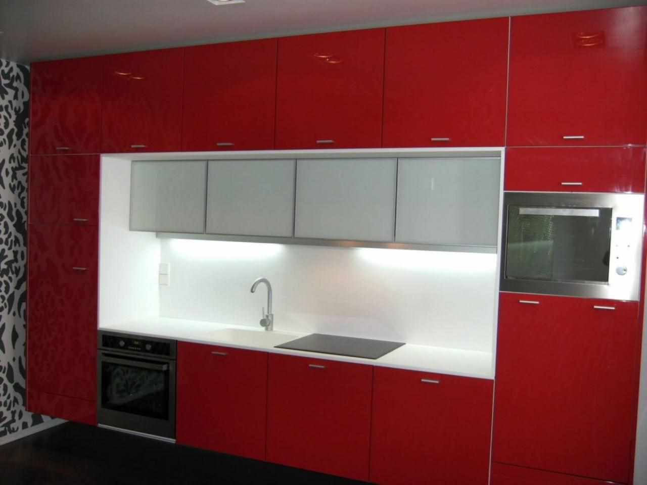 um exemplo de um belo interior de uma cozinha vermelha