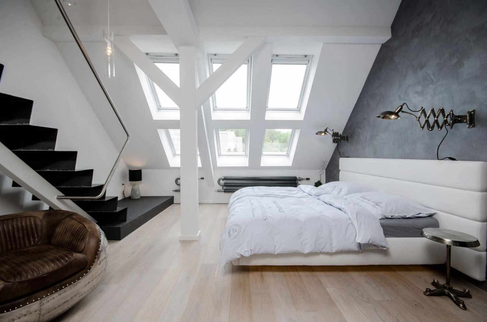 the idea of ​​an unusual style of a bedroom in the attic