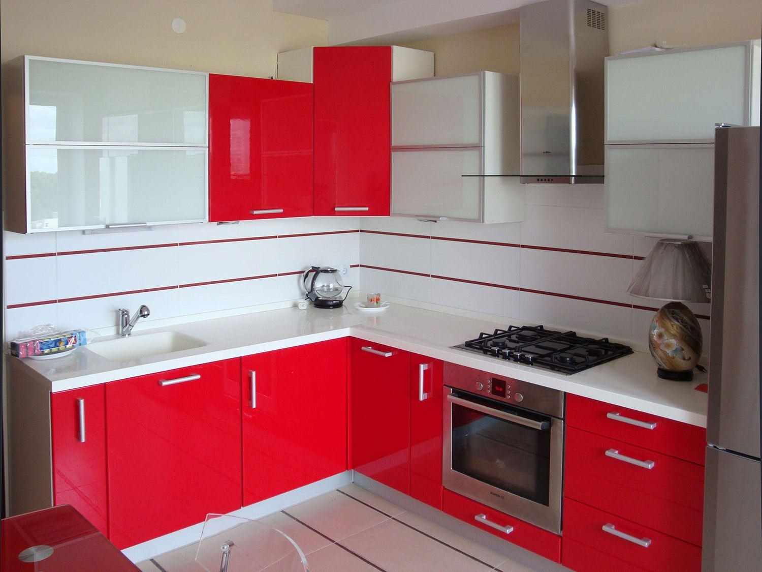 um exemplo de um design de cozinha vermelho claro