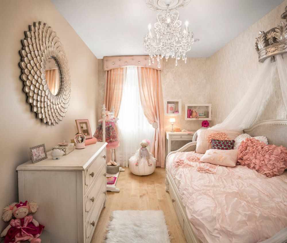 bir kız için bir yatak odası parlak bir dekor seçeneği