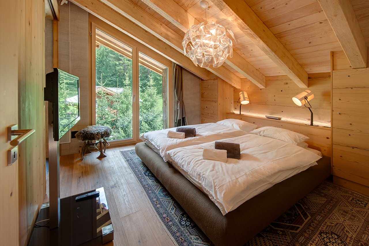 the idea of ​​a bright interior of a bedroom in the attic