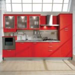 version af det lyse interiør i det røde køkkenbillede