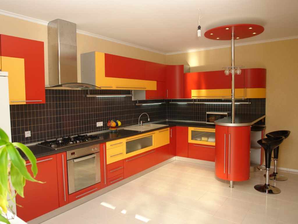 version af det lyse interiør i det røde køkken