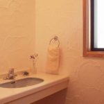 možnosť použitia neobvyklých dekoratívnych omietok v interiéri kúpeľňovej fotografie