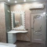možnosť použitia krásnej dekoratívnej omietky v dekorácii kúpeľňového obrazu