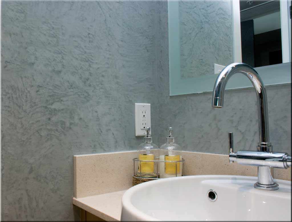 Un exemplu de aplicare a tencuielii decorative frumoase într-un design de baie