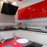raudonos virtuvės nuotraukos neįprasto dekoro versija