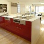 et eksempel på et lyst design af et rødt køkkenbillede