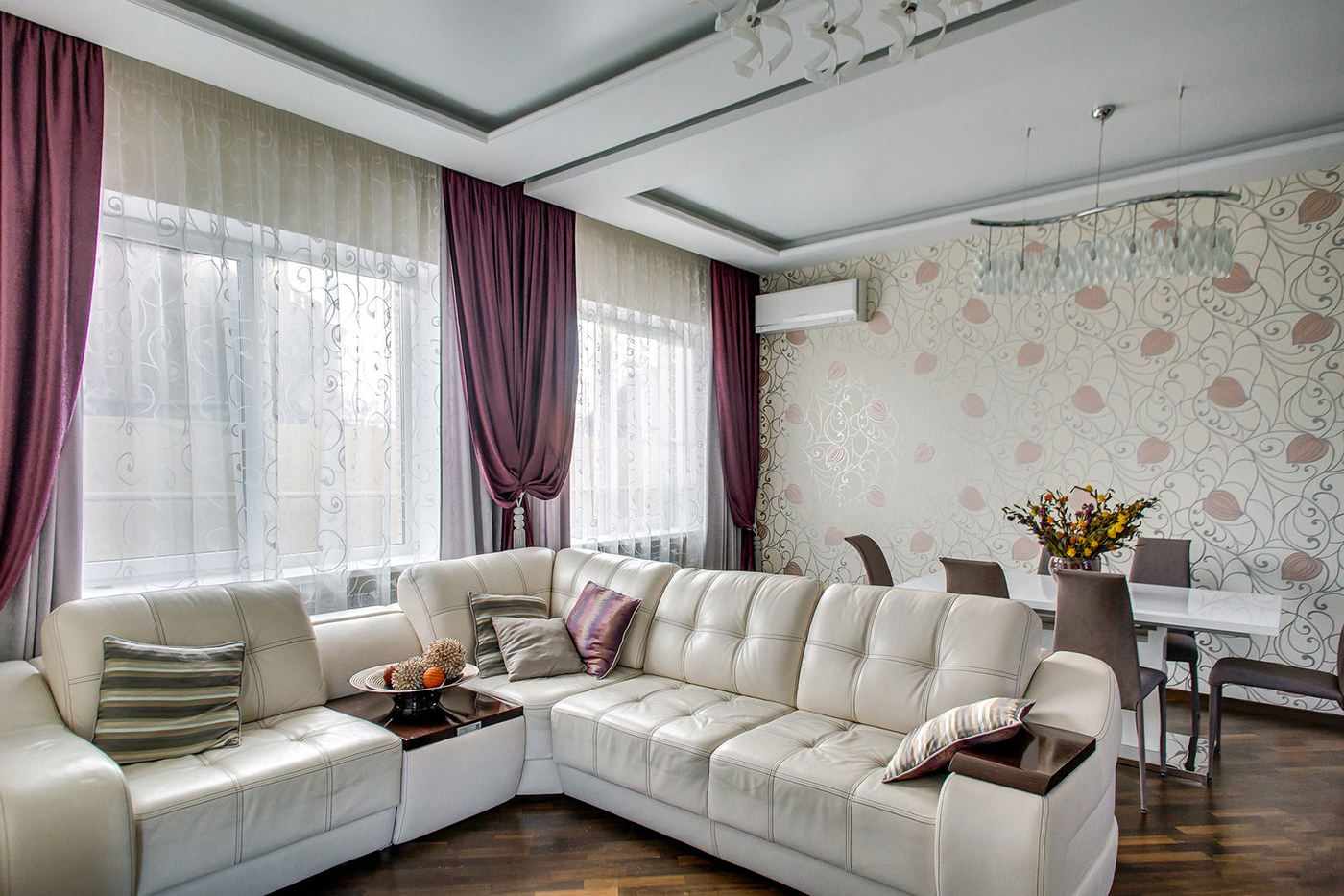 the idea of ​​a beautiful style of wallpaper for the living room