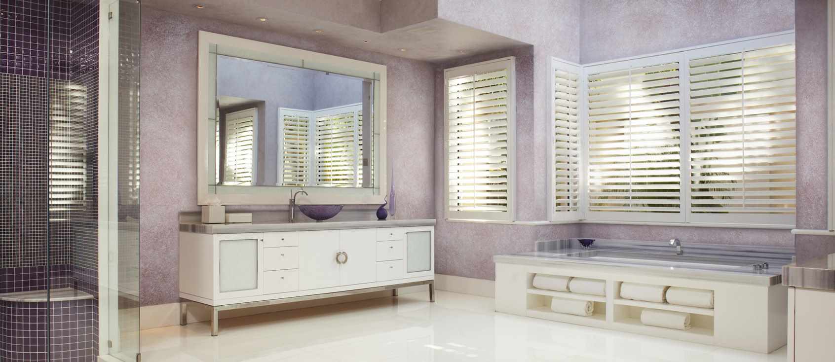 the idea of ​​using unusual decorative plaster in the interior of the bathroom