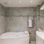 myšlienka použitia ľahkej dekoratívnej omietky v interiéri kúpeľňovej fotografie