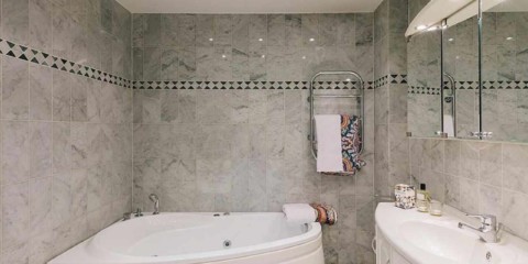 myšlienka použitia ľahkej dekoratívnej omietky v interiéri kúpeľňovej fotografie