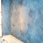 ideea de a folosi tencuiala decorativă strălucitoare în proiectarea imaginii din baie
