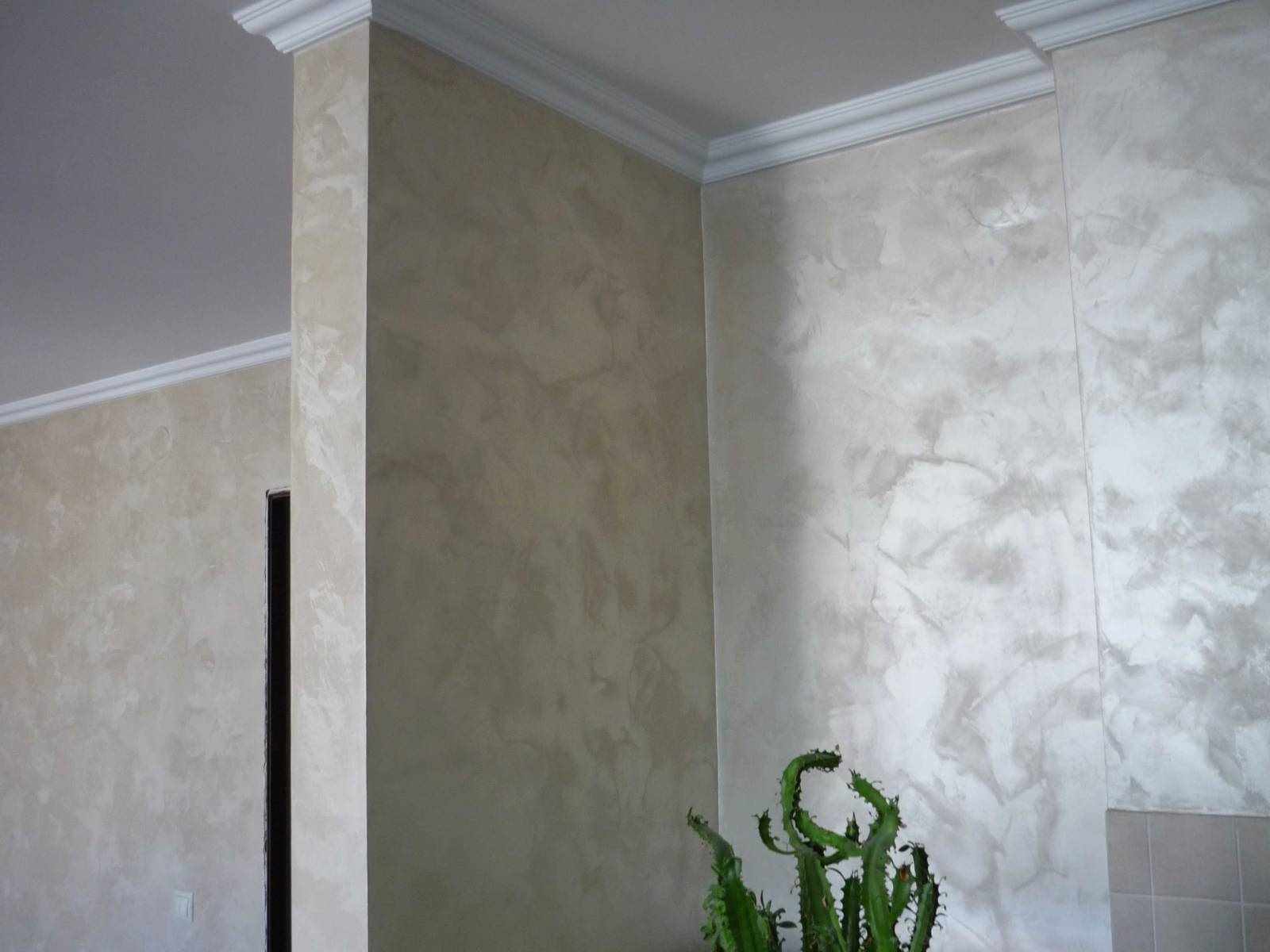 An example of using bright decorative plaster in a bathroom design