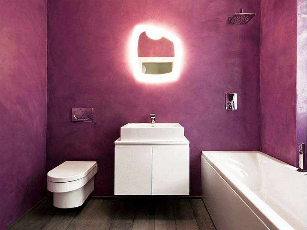 myšlienka použitia svetlých dekoratívnych omietok v dizajne kúpeľne