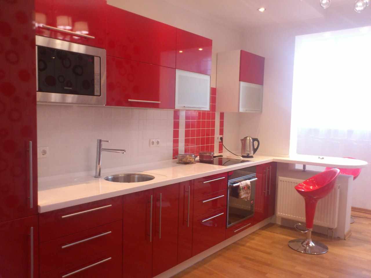 variantă a unui frumos decor din bucătăria roșie