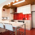 idéia de design incomum de uma foto de cozinha vermelha