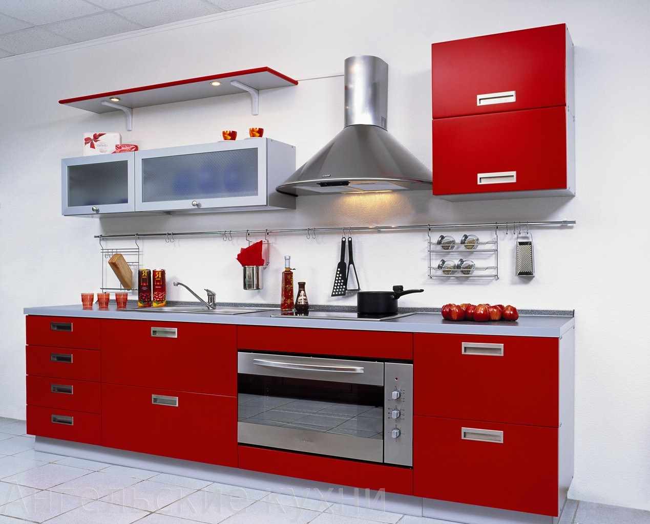 ตัวอย่างของการออกแบบห้องครัวสีแดงที่ผิดปกติ
