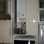 egy világos konyha kialakításának változata egy gázkazán fotóval