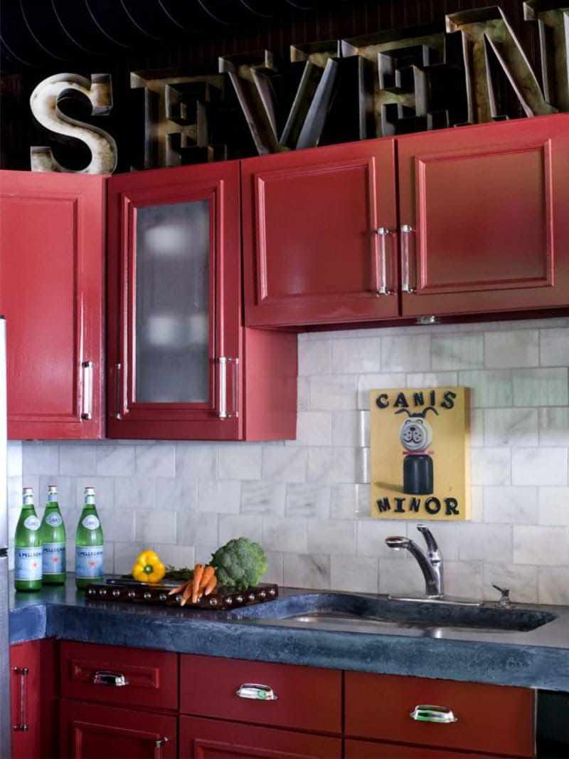 um exemplo de um belo estilo de cozinha vermelha