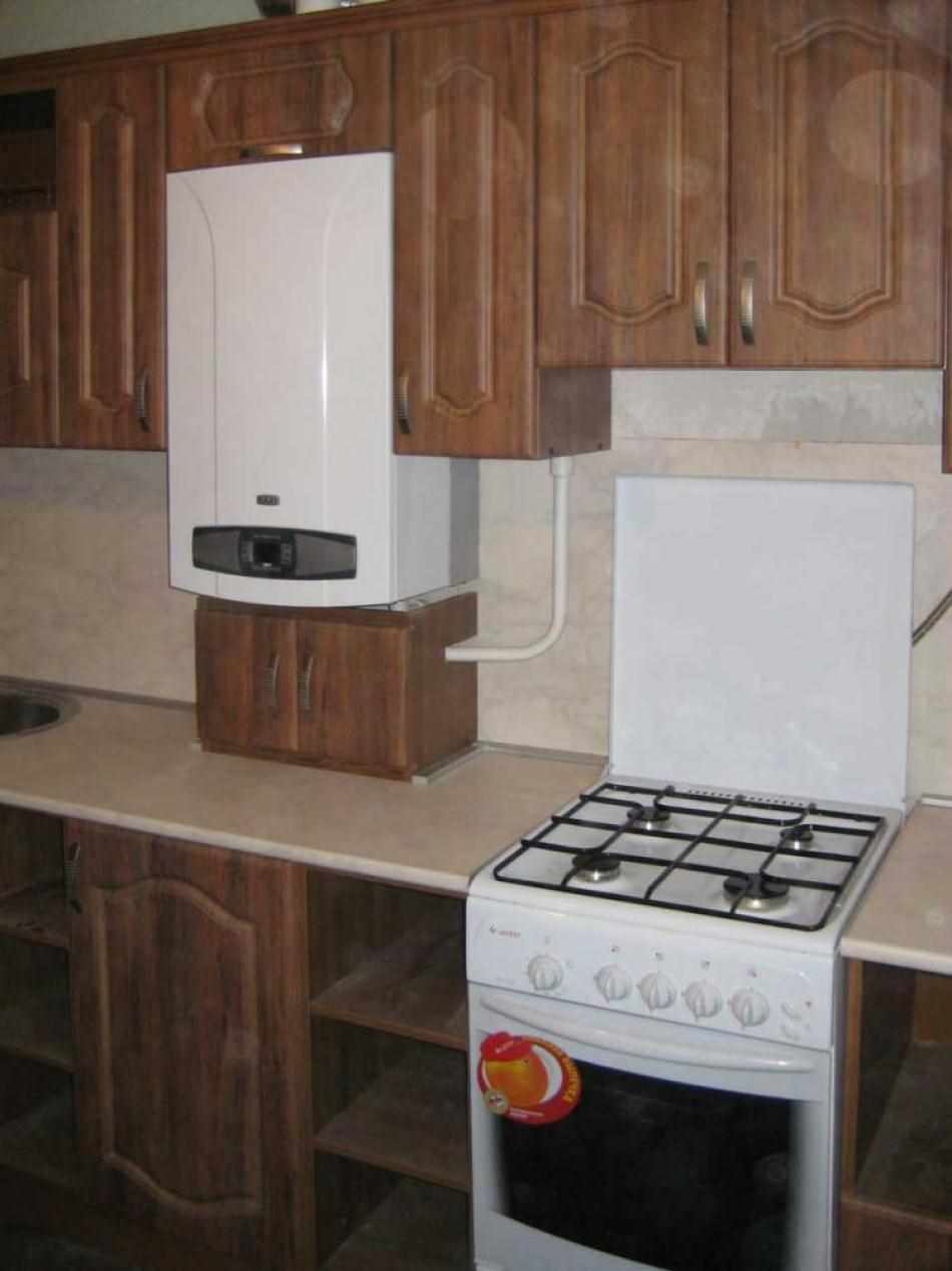 la idea d’un bell interior de cuina amb una caldera de gas