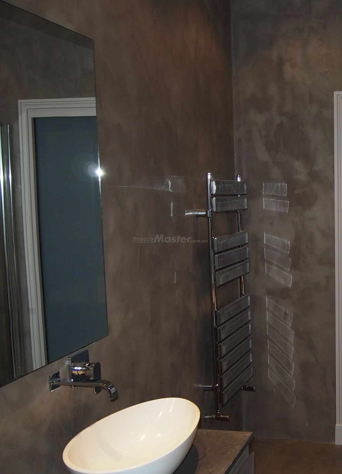 the option of using beautiful decorative plaster in the design of the bathroom