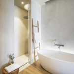 ideea de a folosi tencuiala decorativă frumoasă în decorul fotografiei din baie