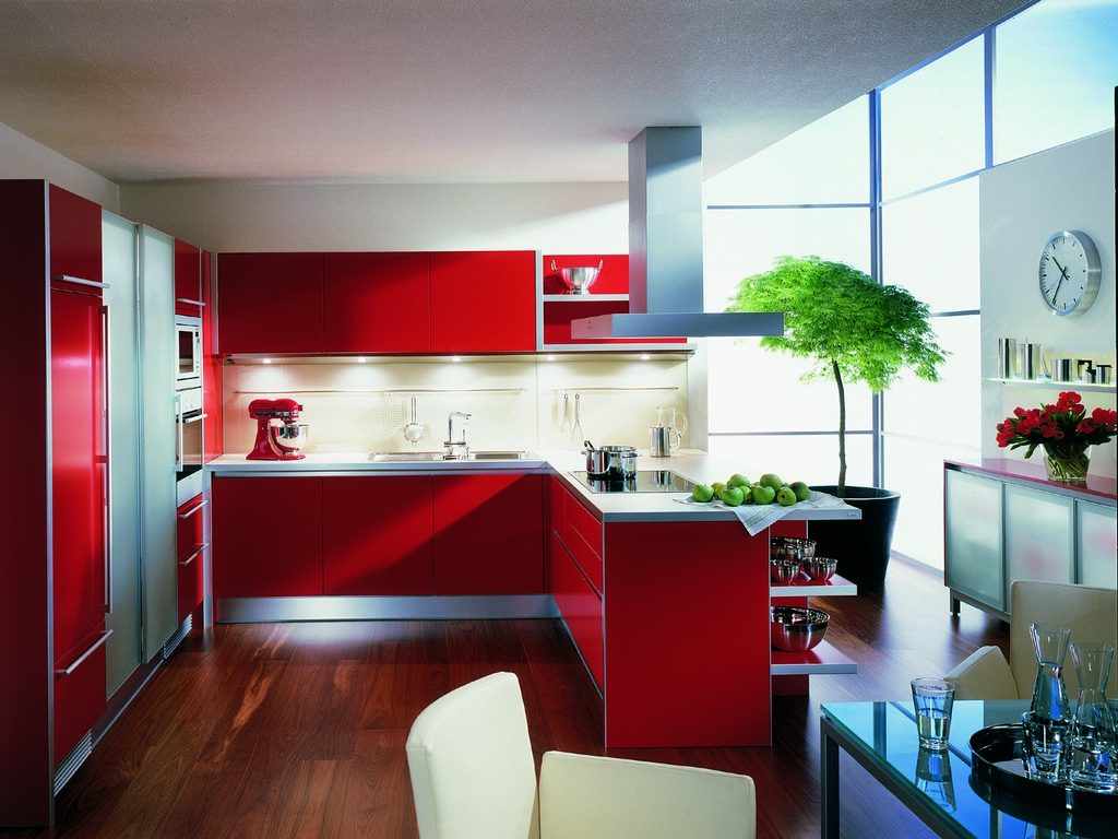 แนวคิดการออกแบบห้องครัวสีแดงที่สดใส