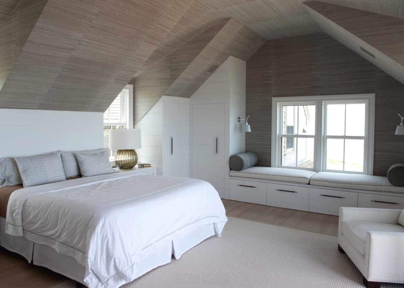 the idea of ​​a bright design of a bedroom in the attic