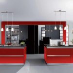 exempel på en ovanlig design av ett rött kökfoto