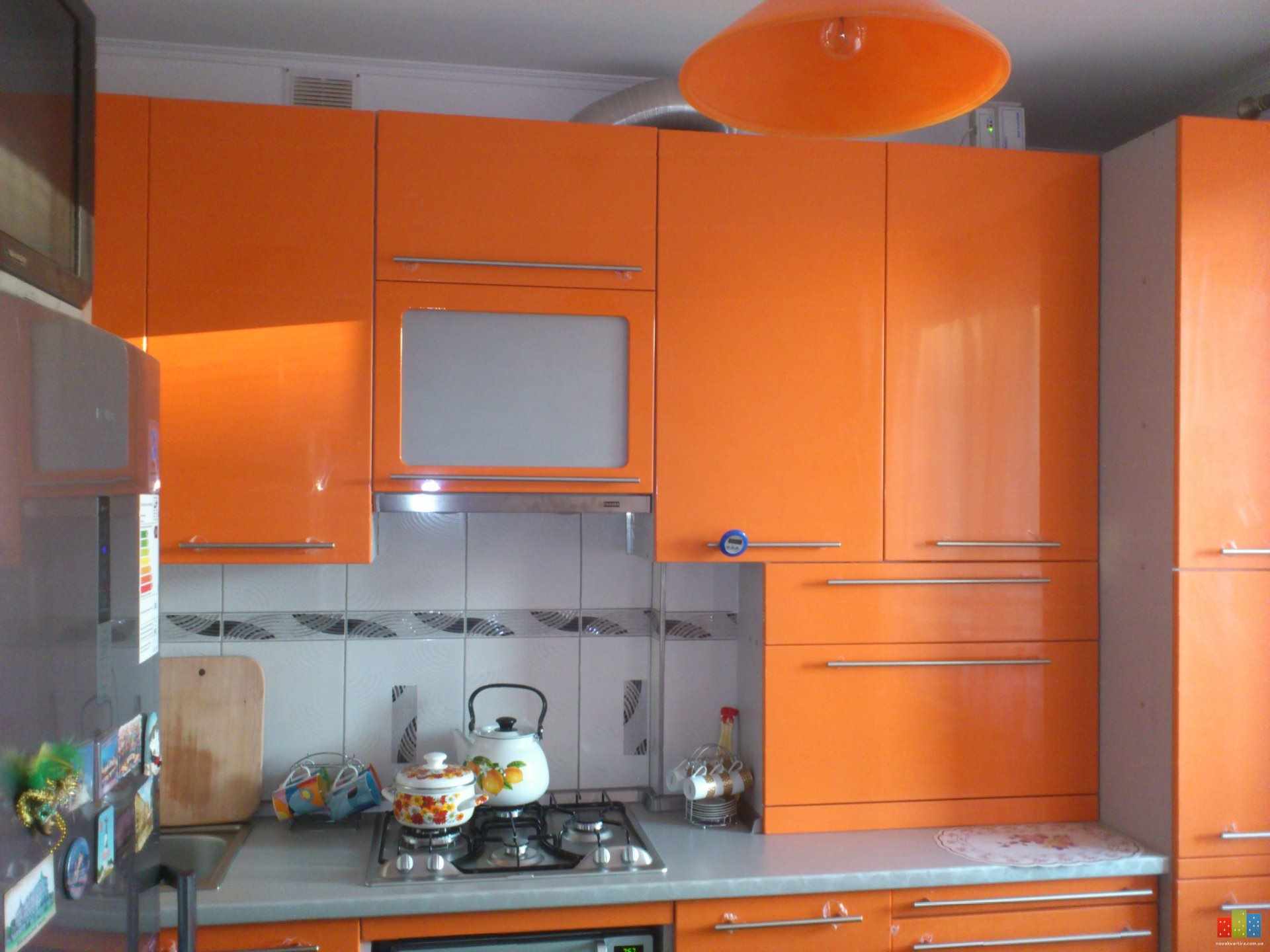 šviesaus virtuvės dekoro su dujiniu katilu variantas