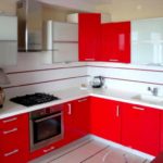 Um exemplo de um estilo brilhante de cozinha vermelha