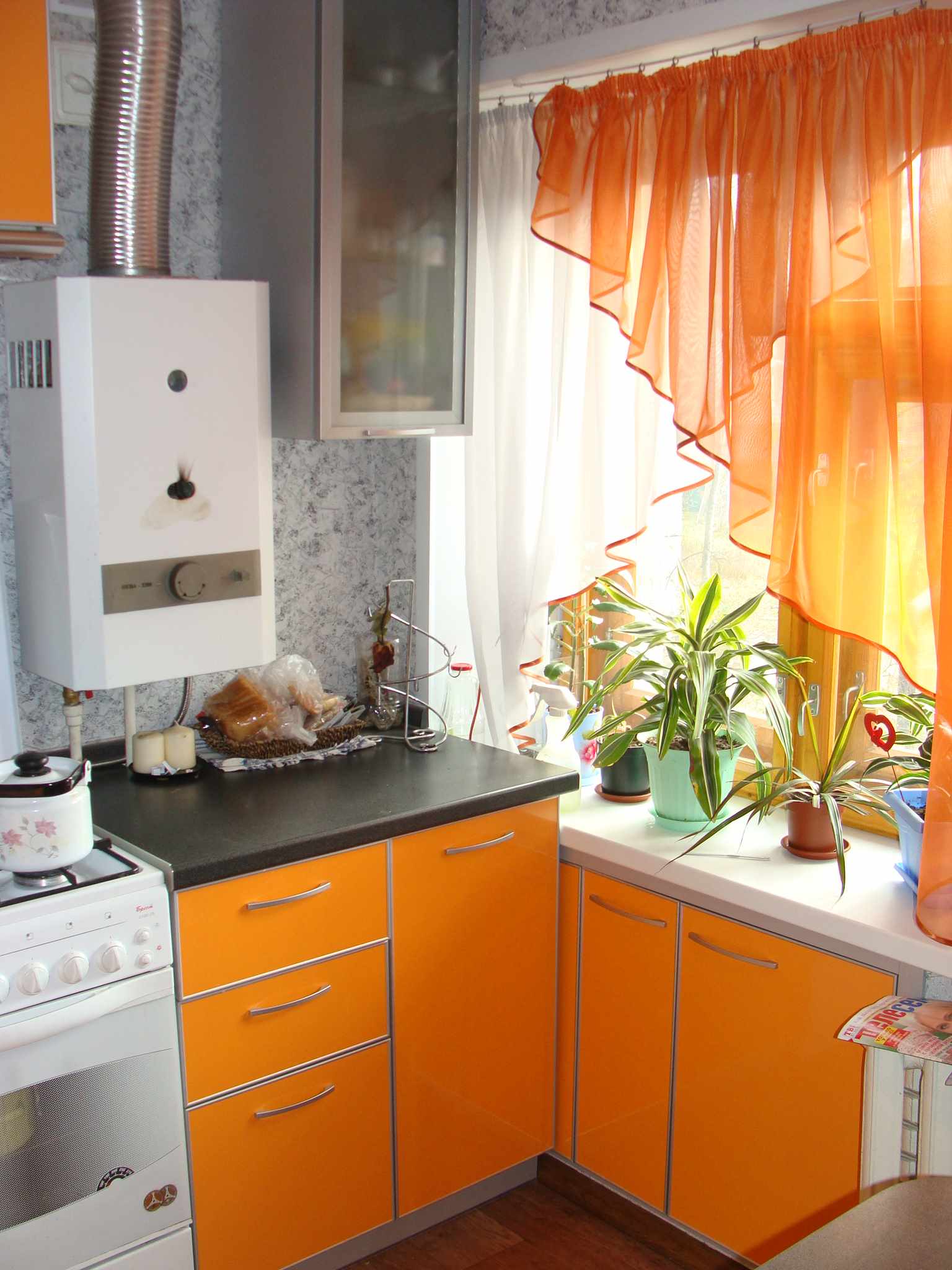 Gražaus virtuvės interjero su dujiniu katilu pavyzdys