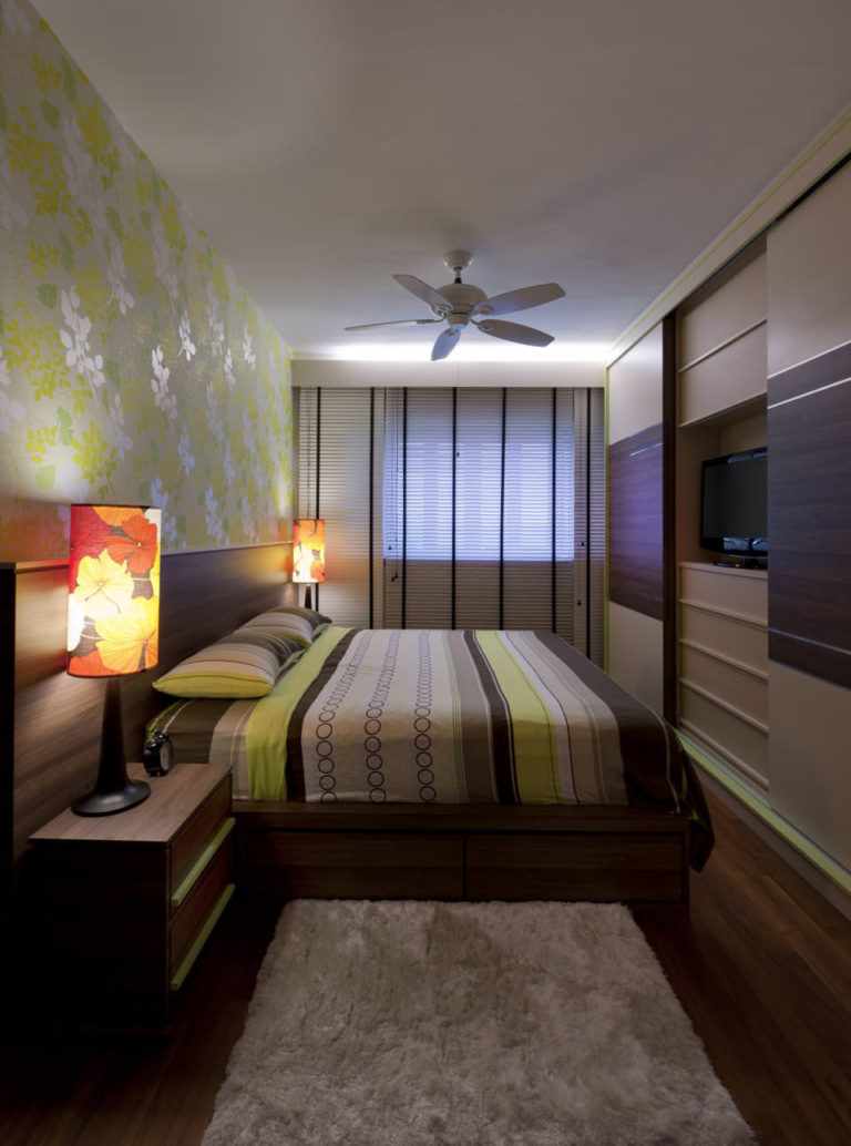 ideea unui decor luminos al unui dormitor îngust